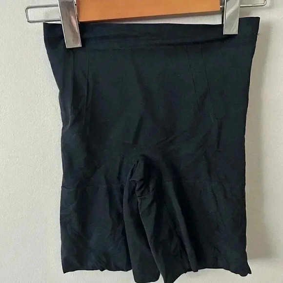 NWOT Spanx OnCore Mid-Thigh Short - S - Picture 3 of 9